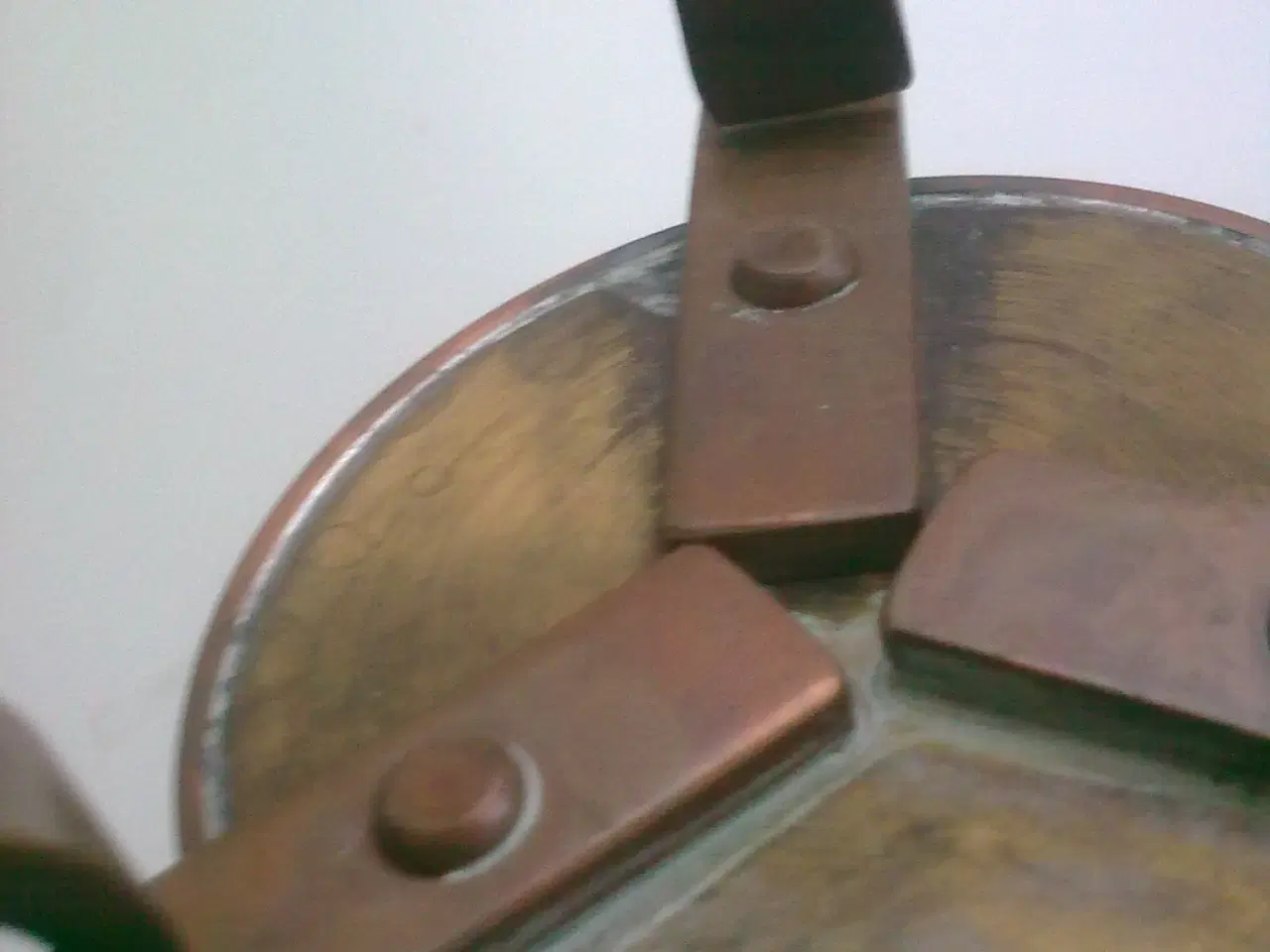 Billede 4 - Viking skjold bakke med nitter Kobber/messing?