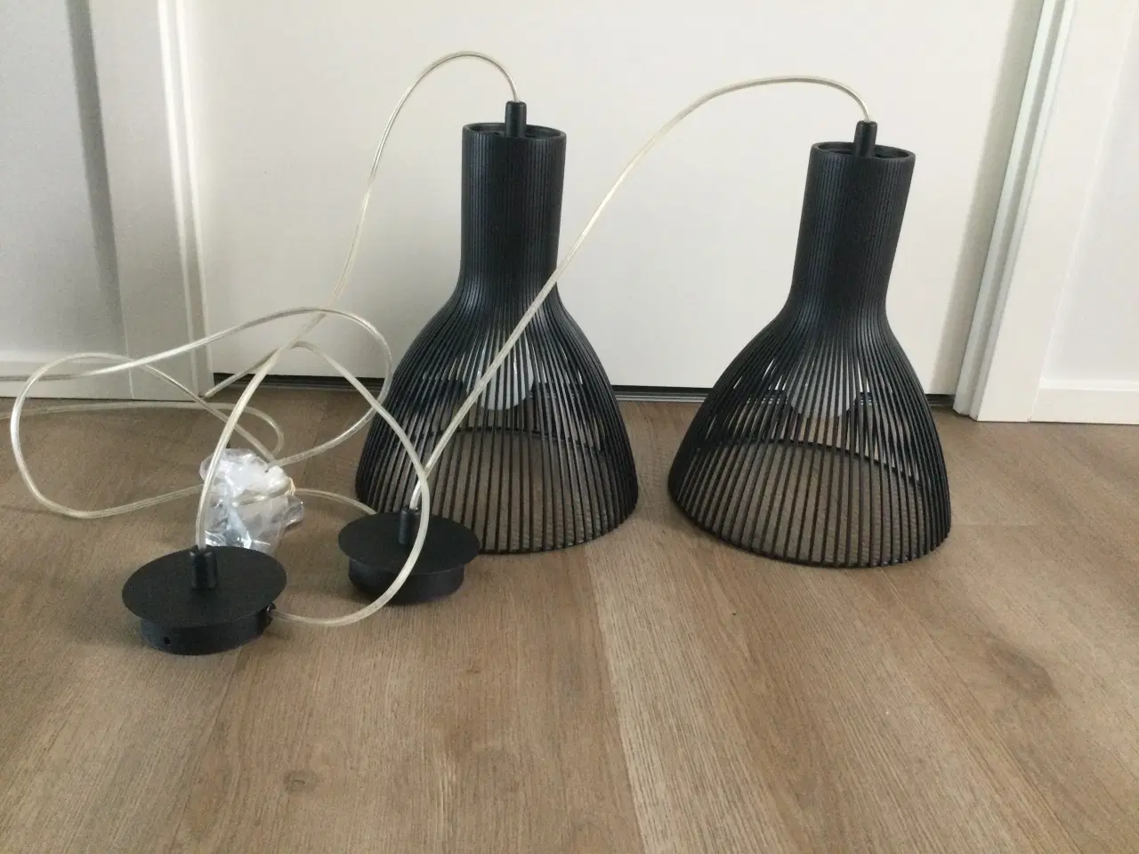 Billede 1 - 2 flotte pendler i sort.