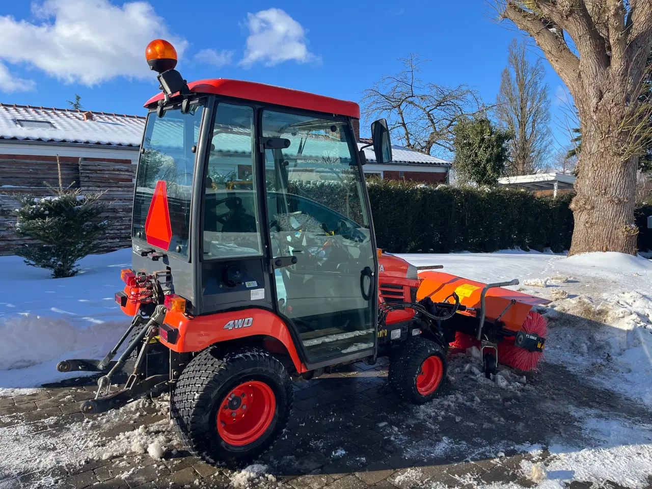 Billede 2 - Kubota 2350 med kost