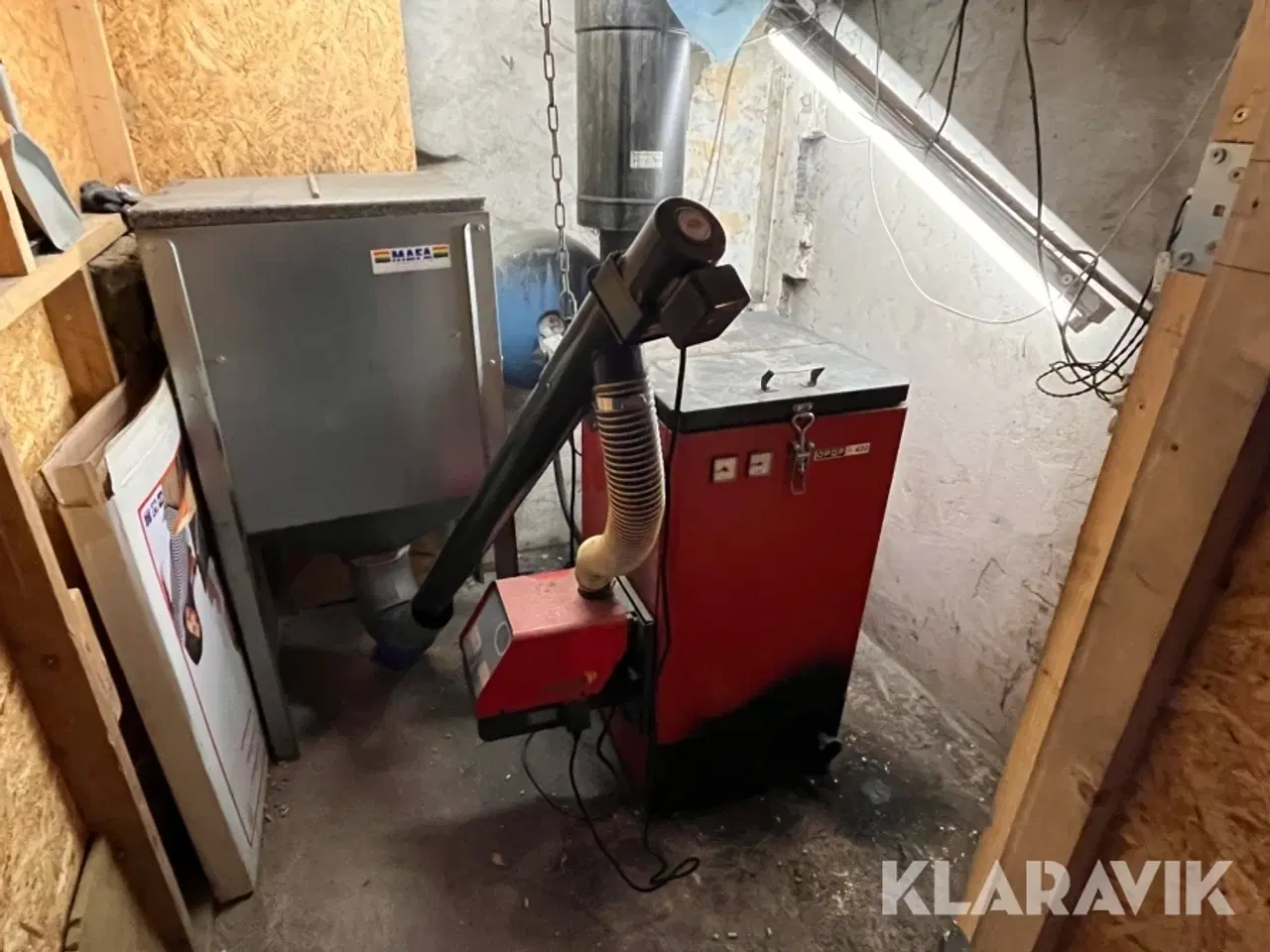 Billede 1 - Pillefyr med silo og skorsten