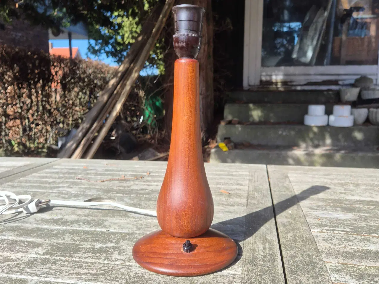 Billede 1 - Elegant bordlampe i teaktræ