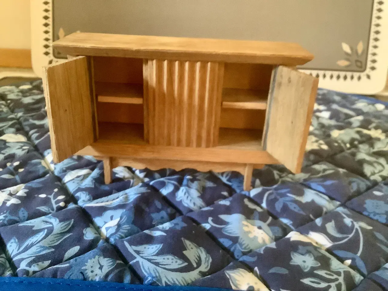 Billede 2 - Dukkehus møbler.Lisa dukkehus skænk.