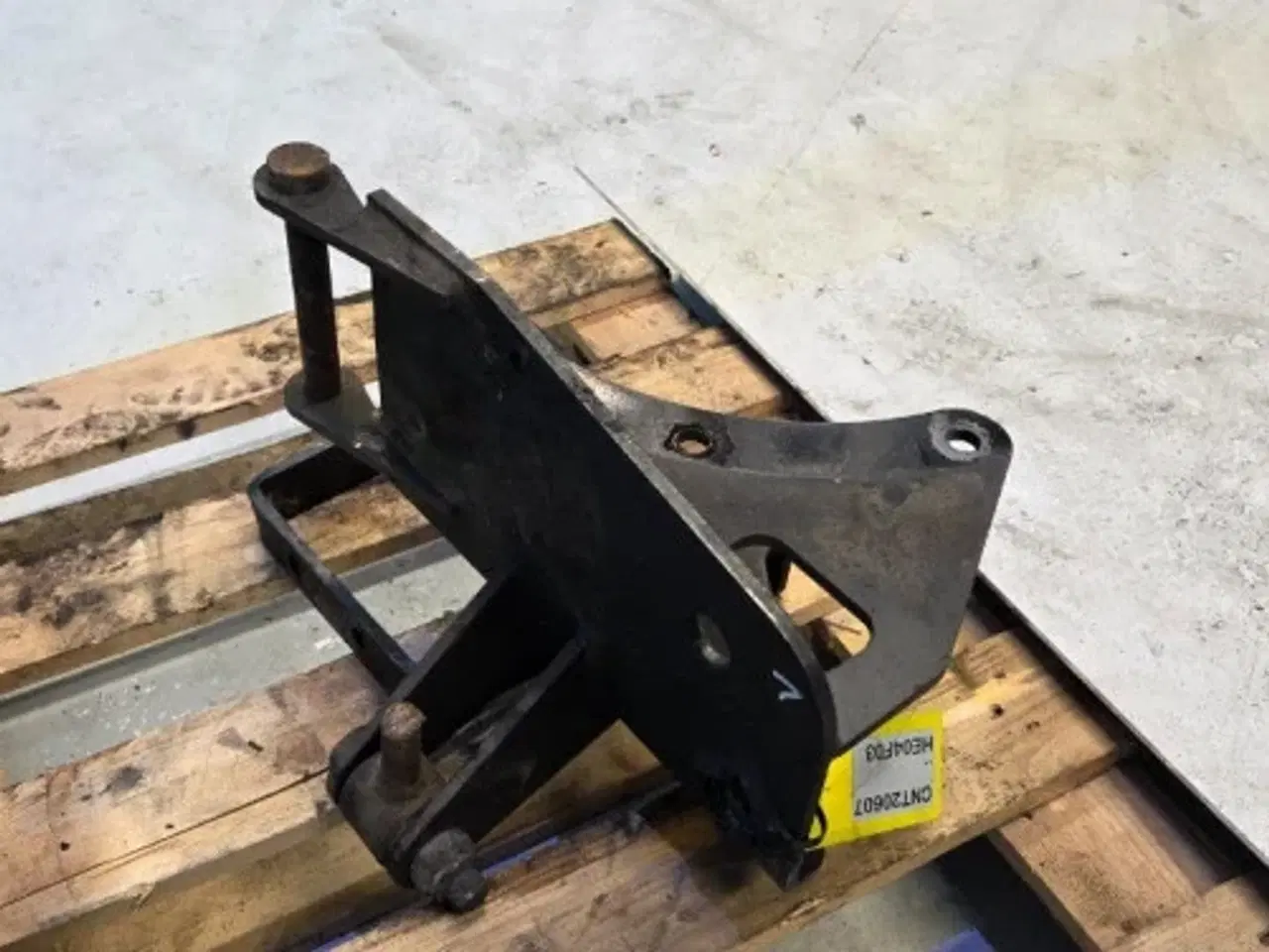 Billede 12 - New Holland TM165 Beslag L.  82018502