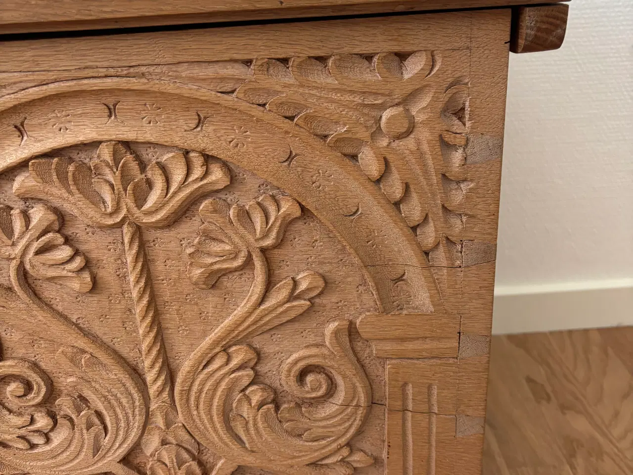 Billede 3 - Udstyrs kiste med udskæringer