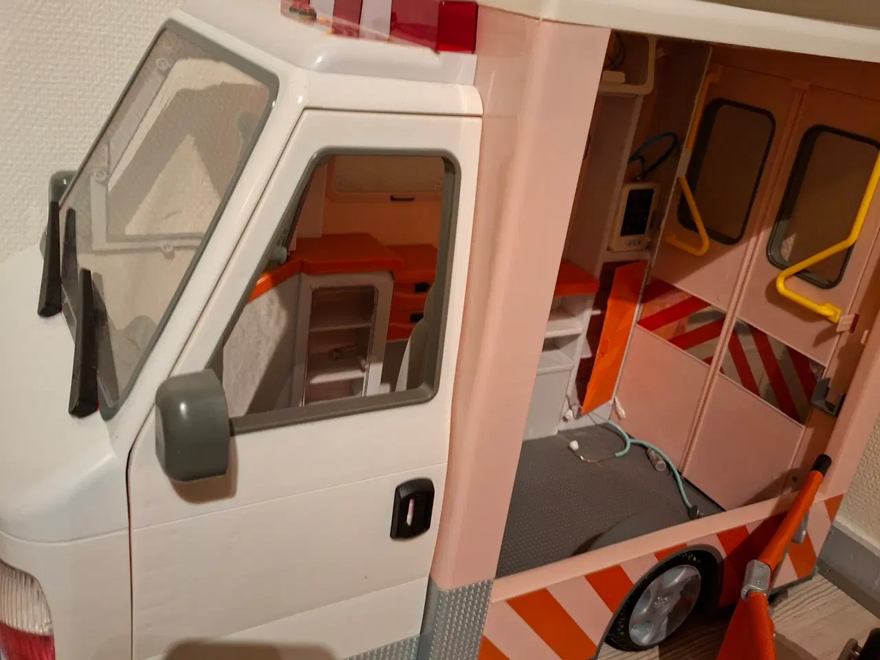 Billede 2 - Our generation ambulance med tilbehør 