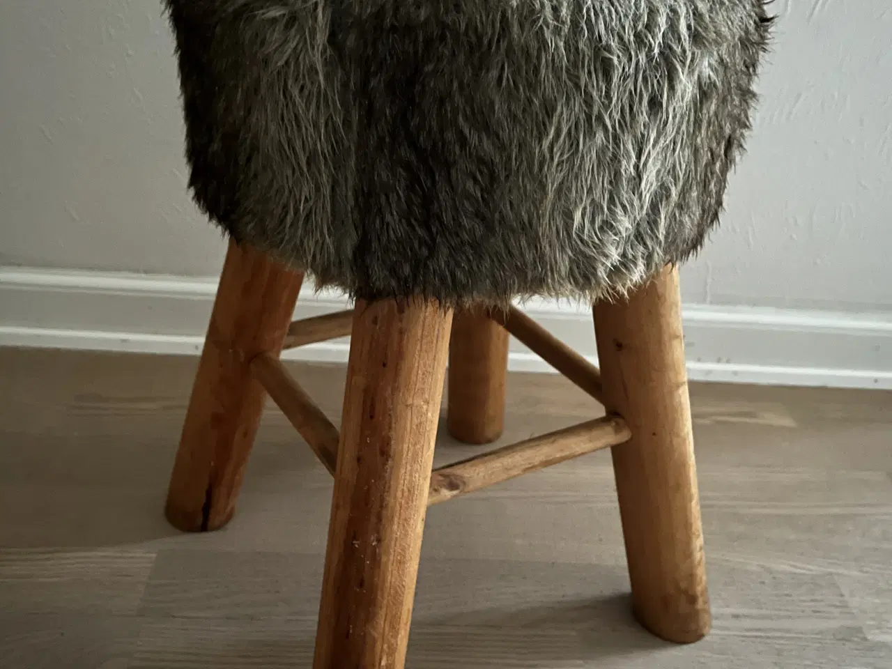 Billede 1 - Træ-skammel / taburet med “pels-betræk”
