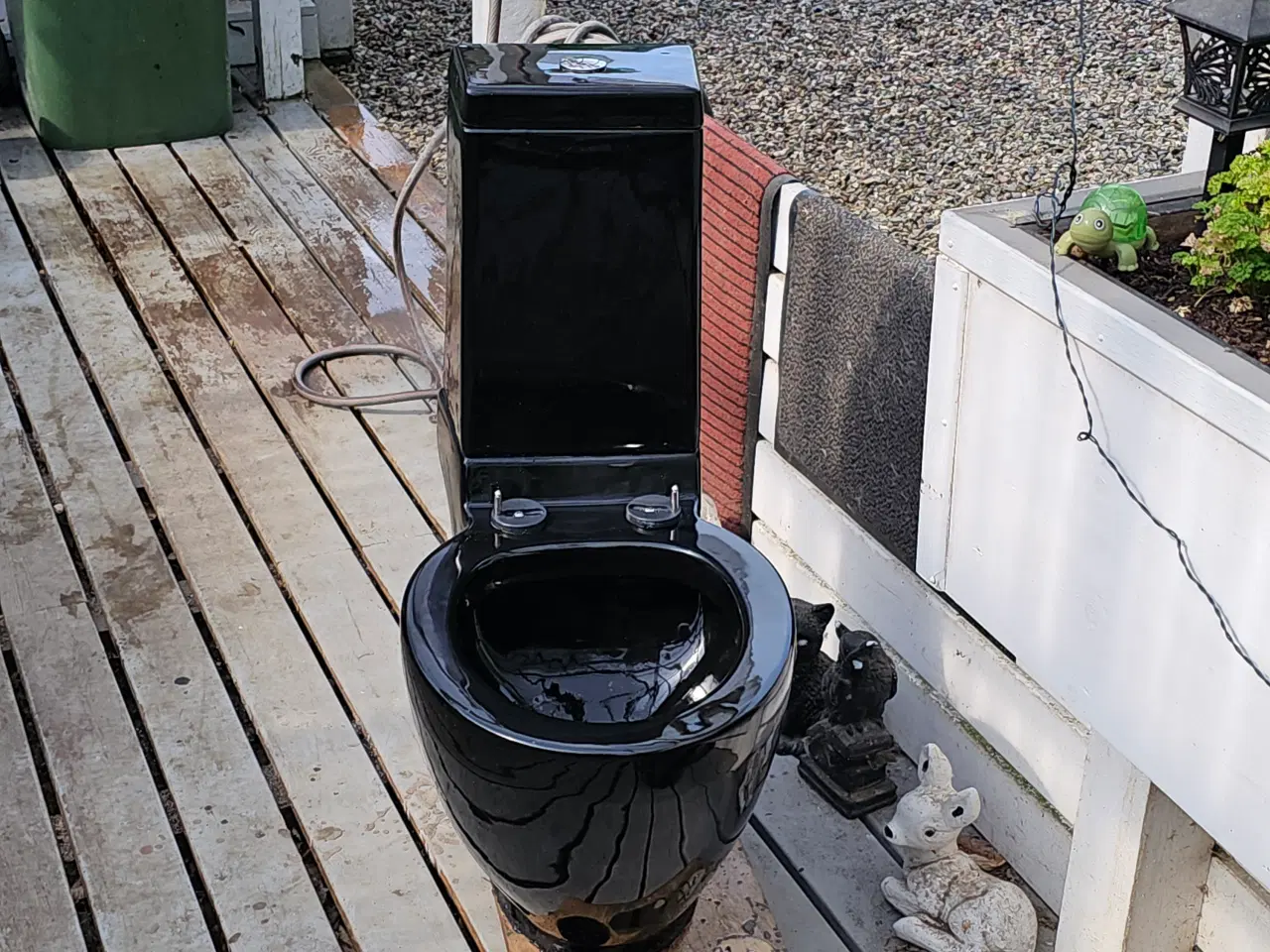 Billede 2 - toilet med synlig cisterne blank sort