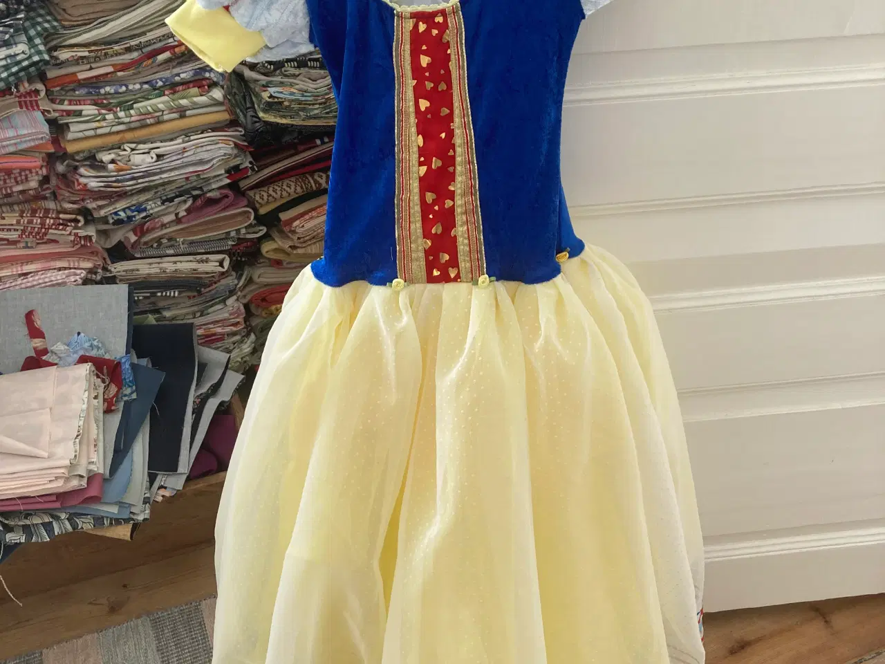 Billede 4 - Snehvide prinsessekjole til leg & udklædning.