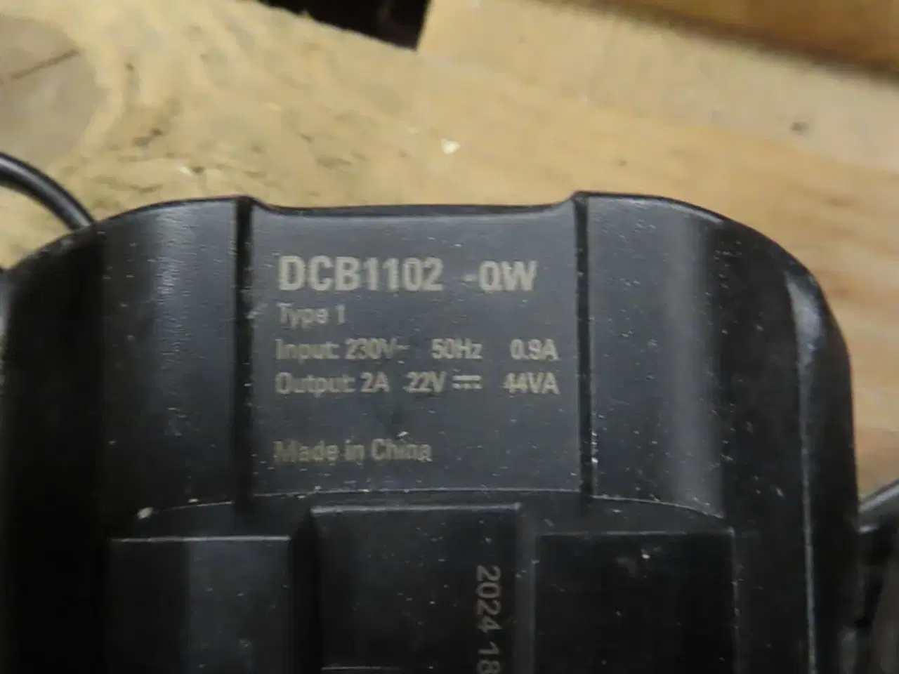 Billede 2 - 2 stk. 22v ladere samt høreværn DEWALT