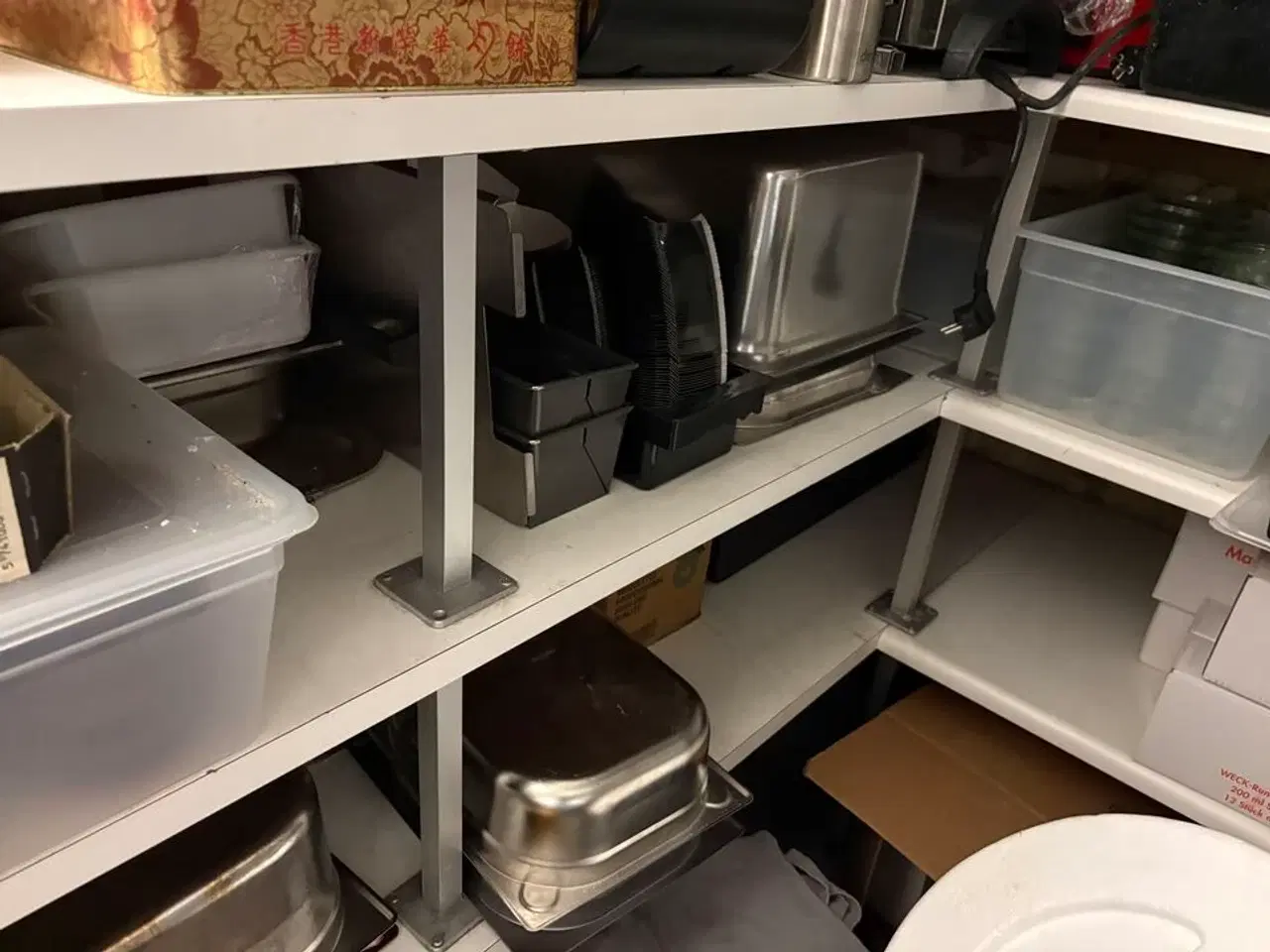 Billede 8 - Indhold i kælderrum af diverse emballage, gastrobakker, køkkenmaskiner, m.v.