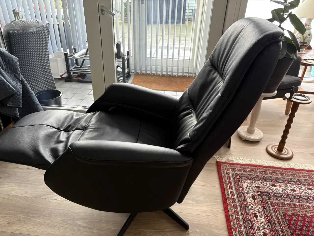Billede 3 - Ny læderstol med indbygget fodskammel