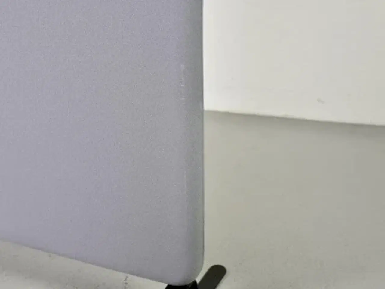 Billede 7 - Abstracta skærmvæg i grå med sorte fødder | 120 cm. bred