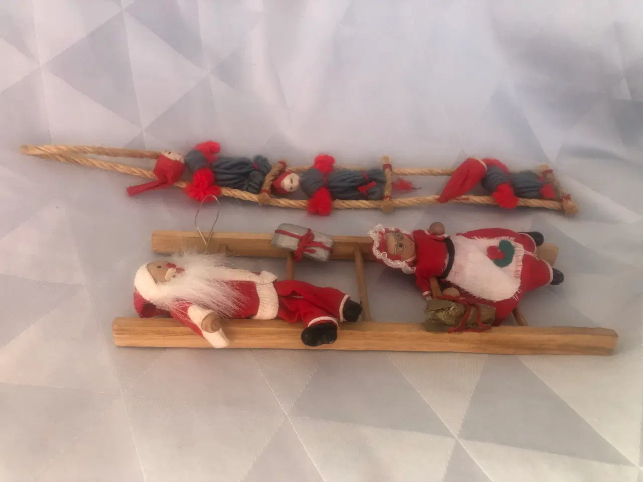 Billede 10 - 2 ældre julestiger med nisser til ophæng