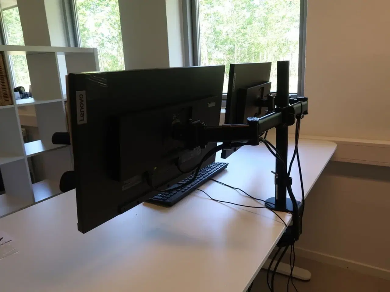 Billede 4 - 2 stk. Lenovo ThinkVision T24i-2L 23,8" skærm (sort)