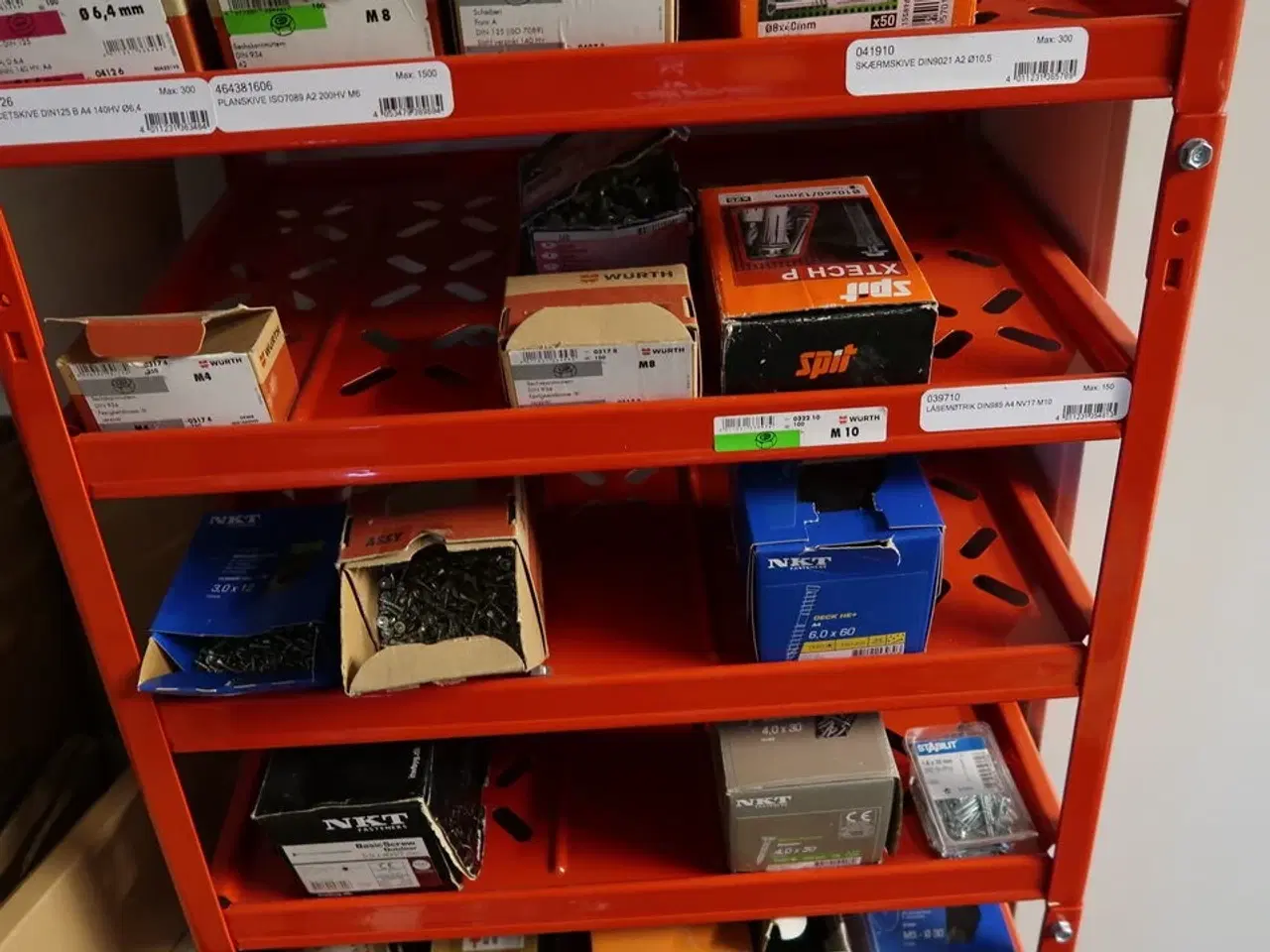 Billede 4 - Reol med div. Skruer m.m.