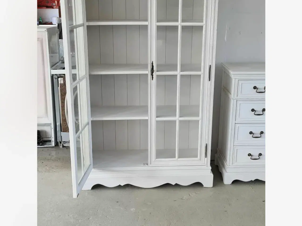 Billede 3 - Vitrineskab og kommode