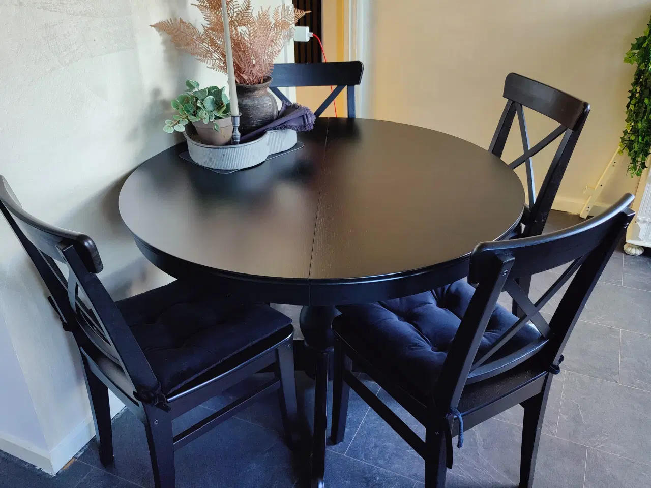 Billede 4 - Rundt sort spisebord + 4 stole til 