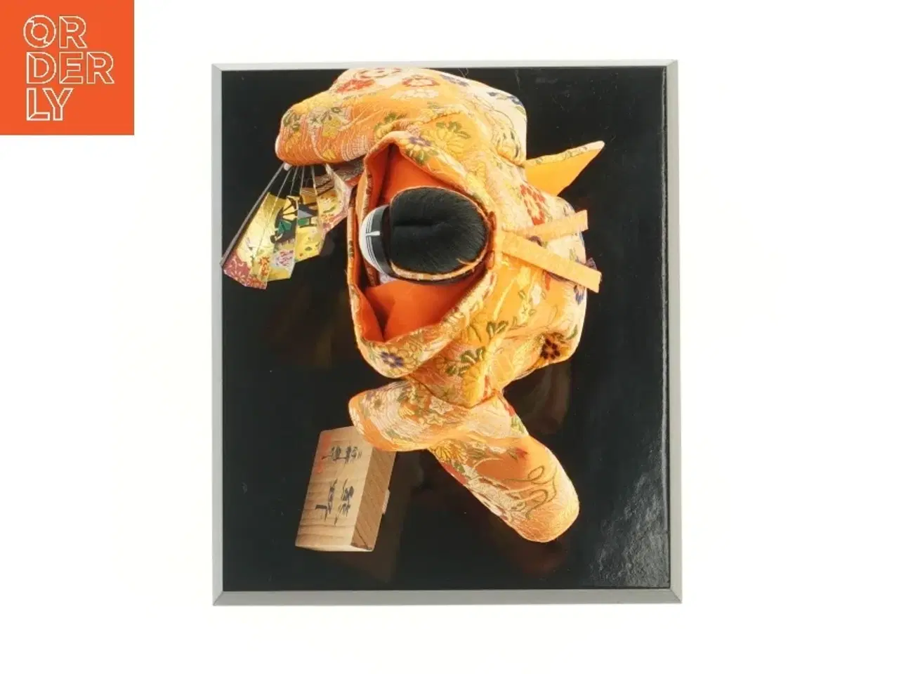 Billede 2 - Japansk kimono geisha dukke på sortlakeret stand (str. 21x18x26 cm)