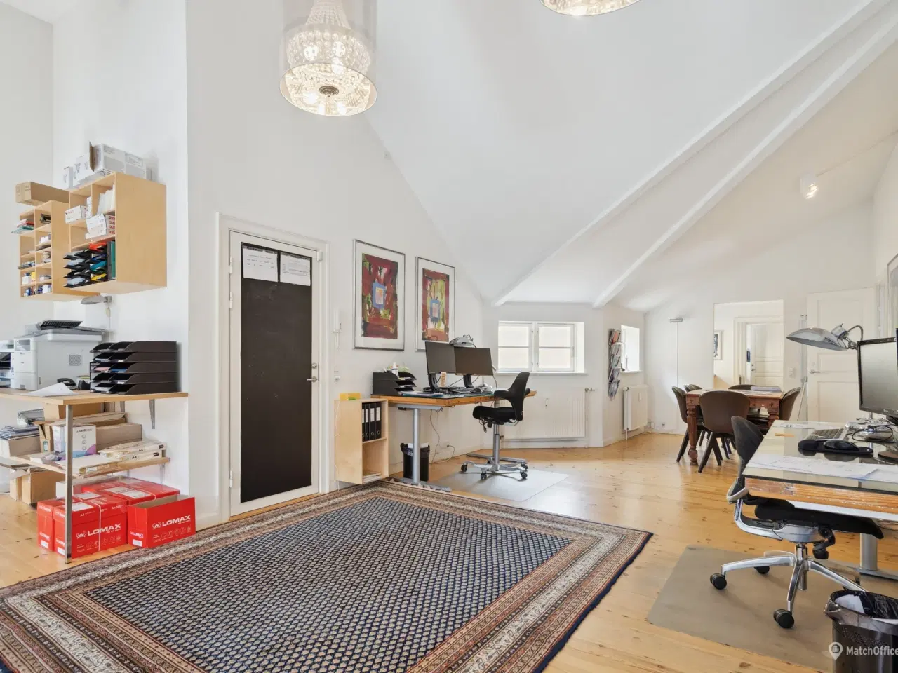 Billede 12 - Højt til loftet. blotlagte bjælker, altan og særdeles centralt beliggende