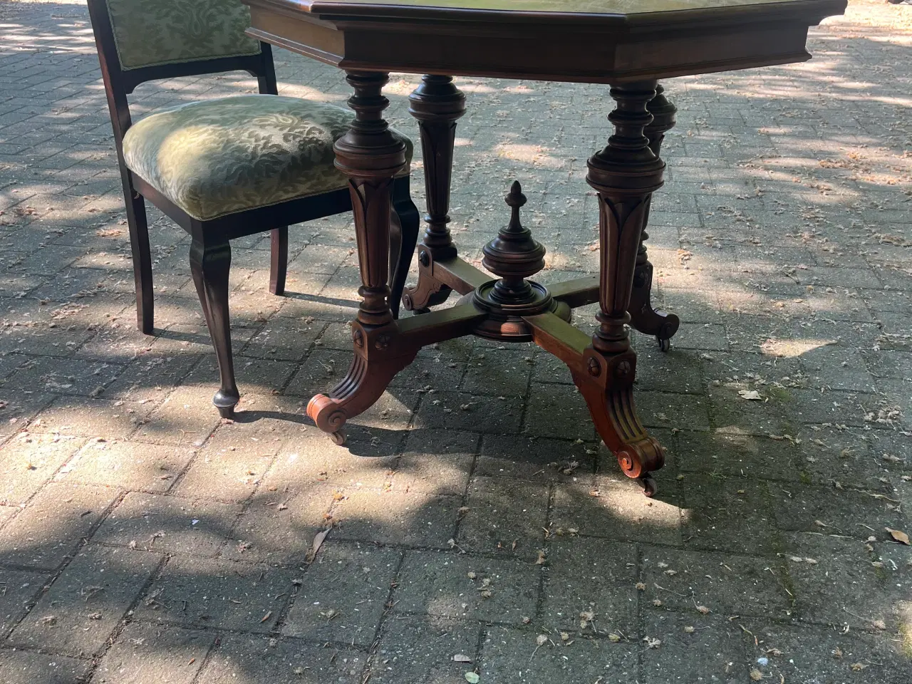 Billede 1 - Antikt ældre bord med 4 stole BYD