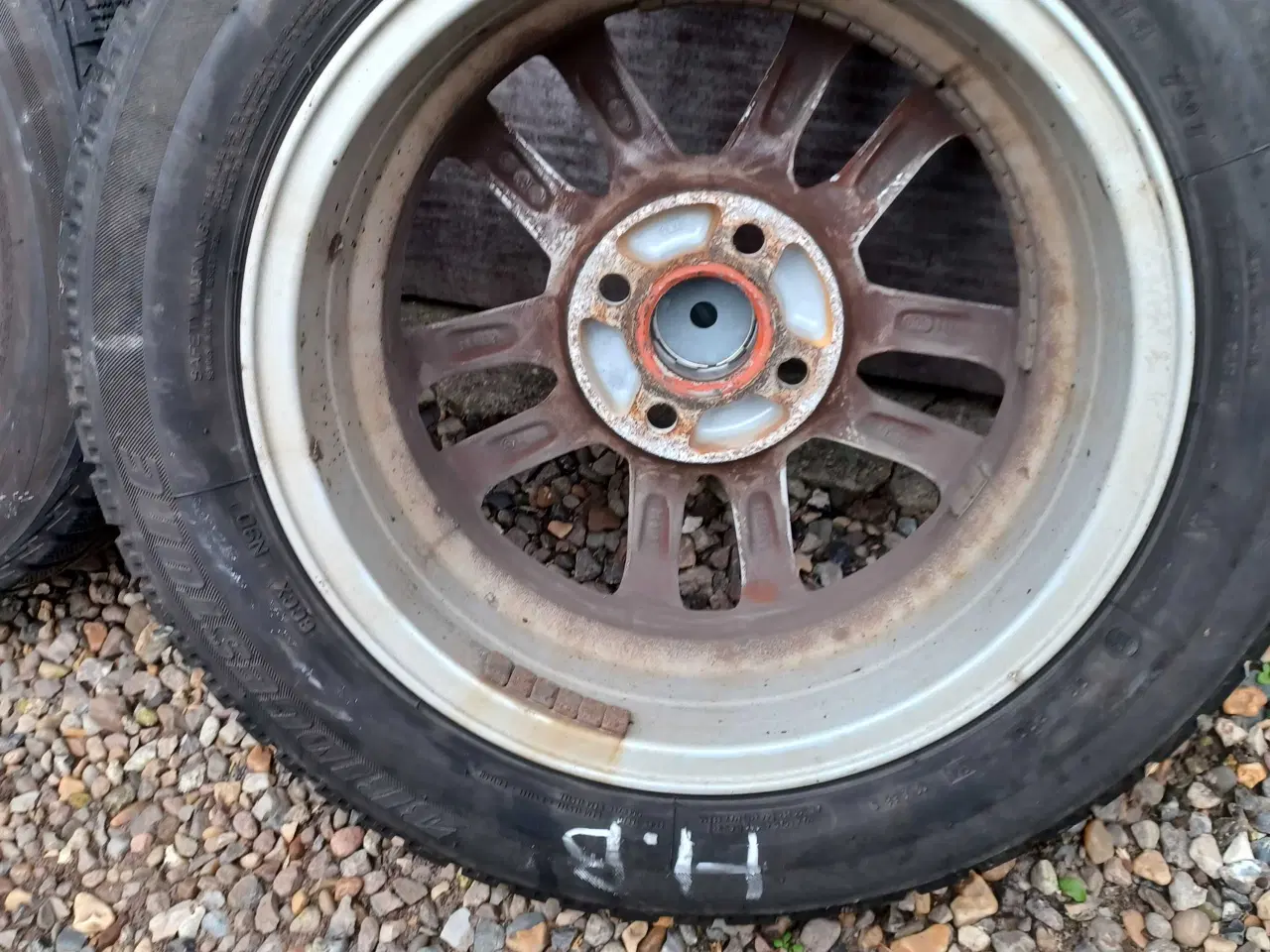 Billede 3 - Vinterdæk til en Toyota Aygo med TPMS. Ventil