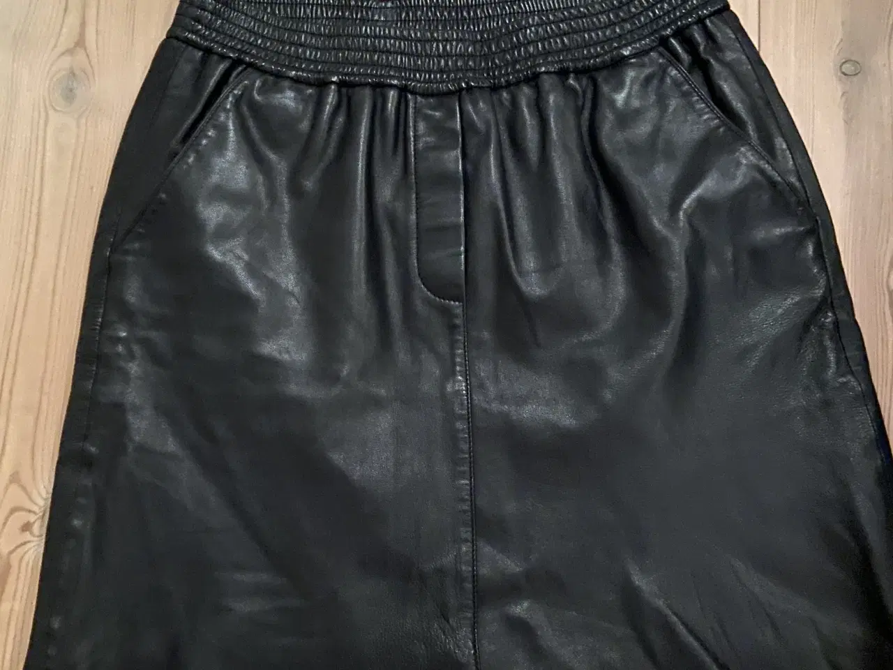 Billede 1 - Lædernederdel