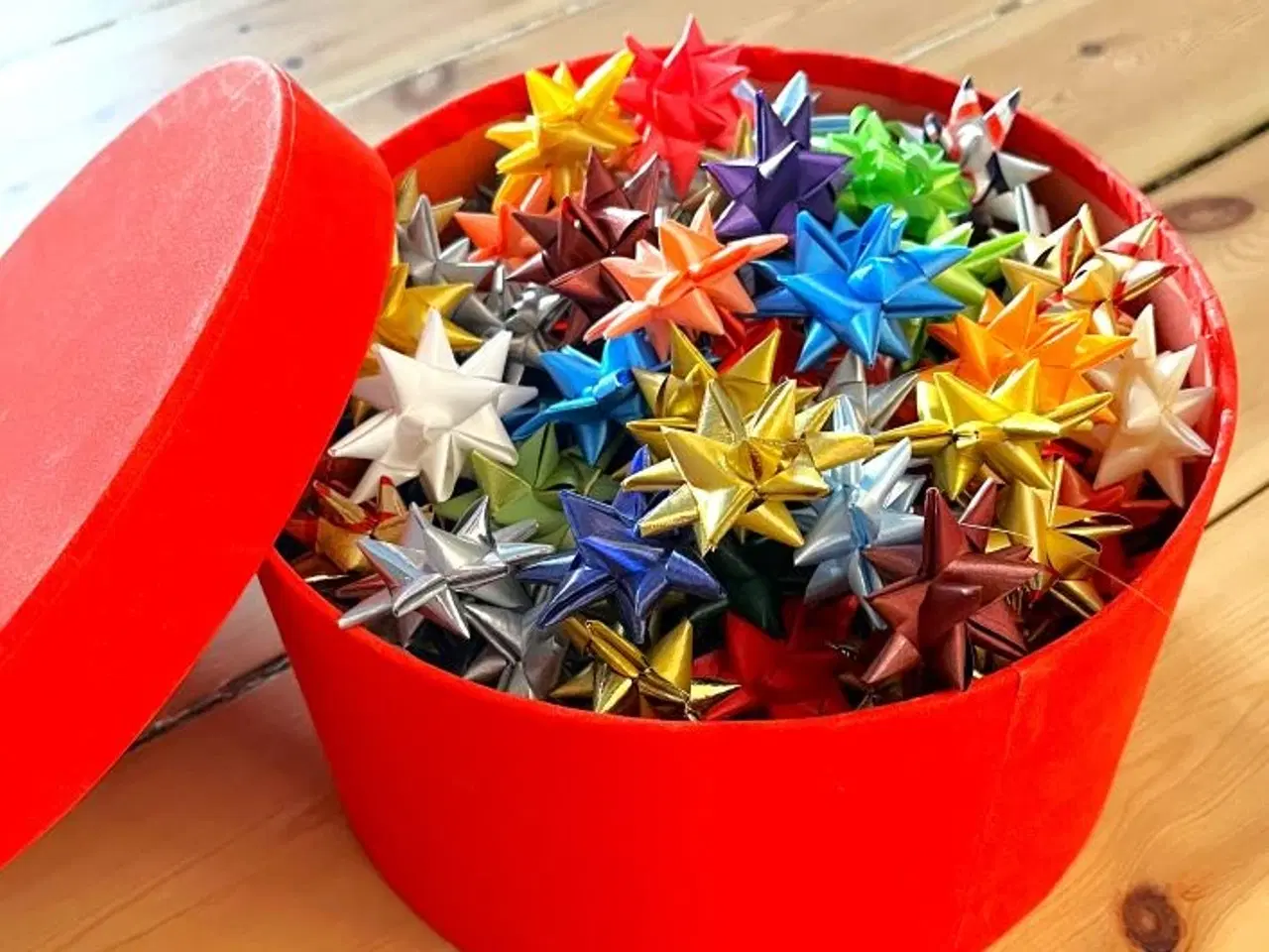 Billede 1 - Flettede stjerner - af genbrugs-gavebånd