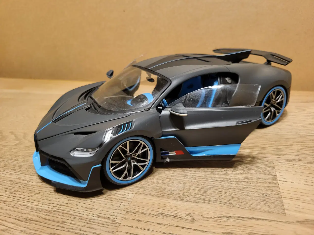 Billede 9 - Modelbil, Bugatti Divo 2018, skala 1/18 Med origin