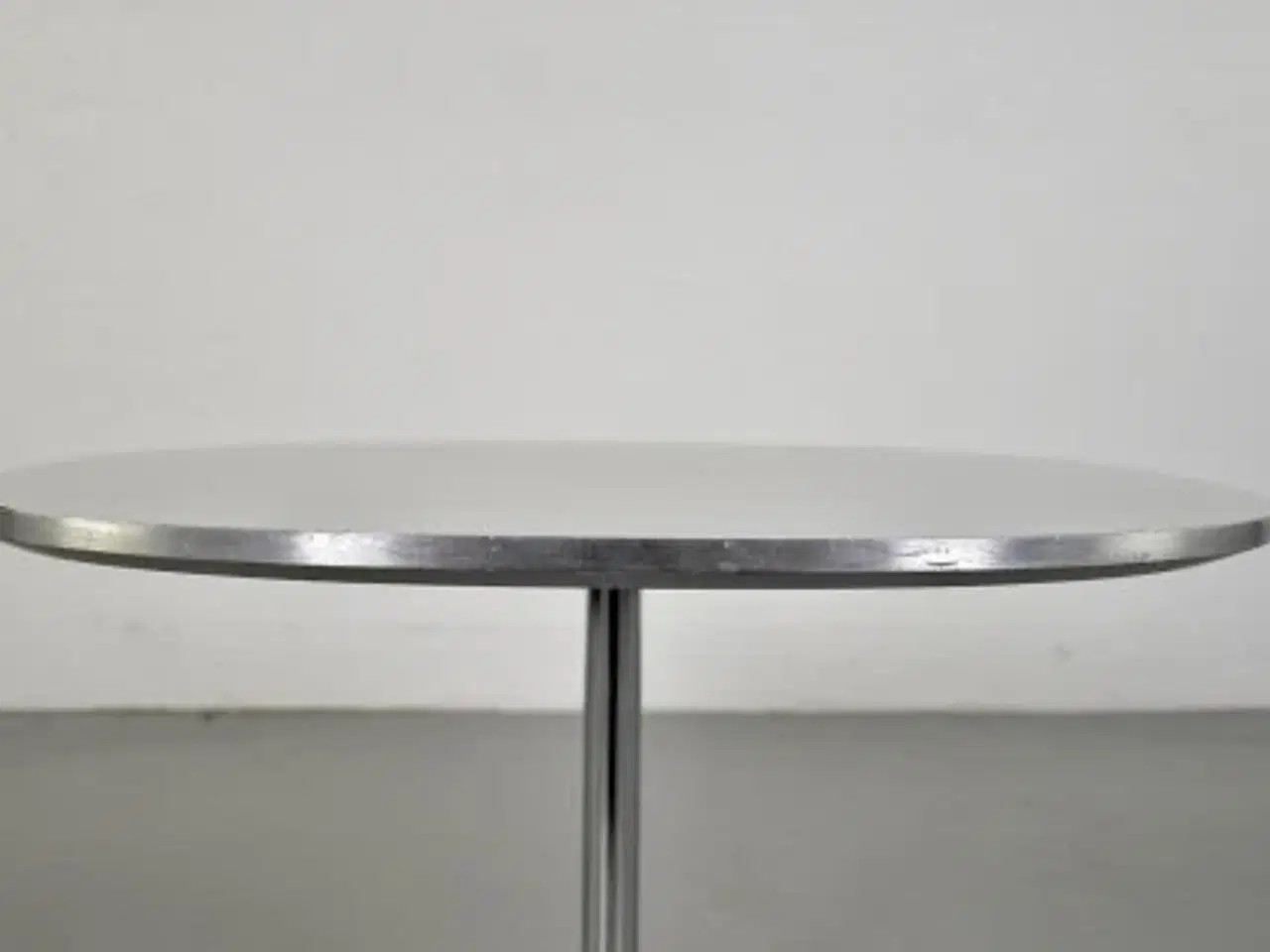 Billede 9 - Fritz hansen cafébord i lysegrå med metal kant, lav