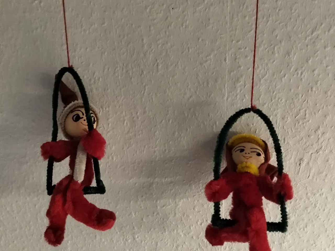 Billede 2 - Juleuro lavet af piberenser med 2 nisser på gynger