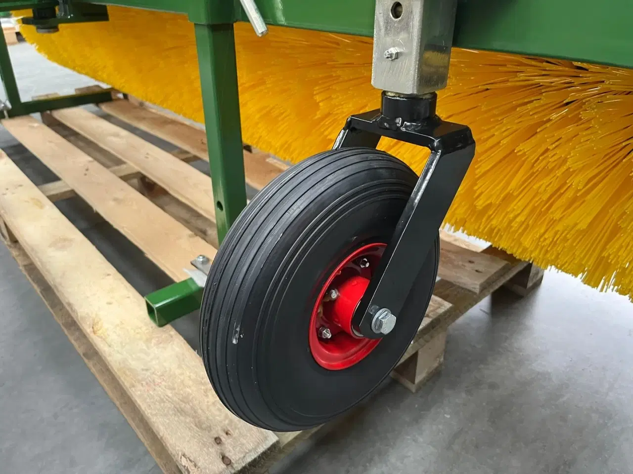 Billede 8 - Thyregod TK 2800 med nylon børster og hydraulisk sving. brede 2800 og feje brede 2500