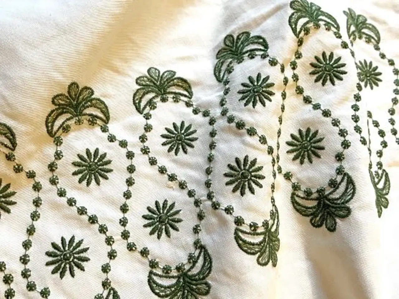 Billede 2 - Dynebetræk med fint broderi.