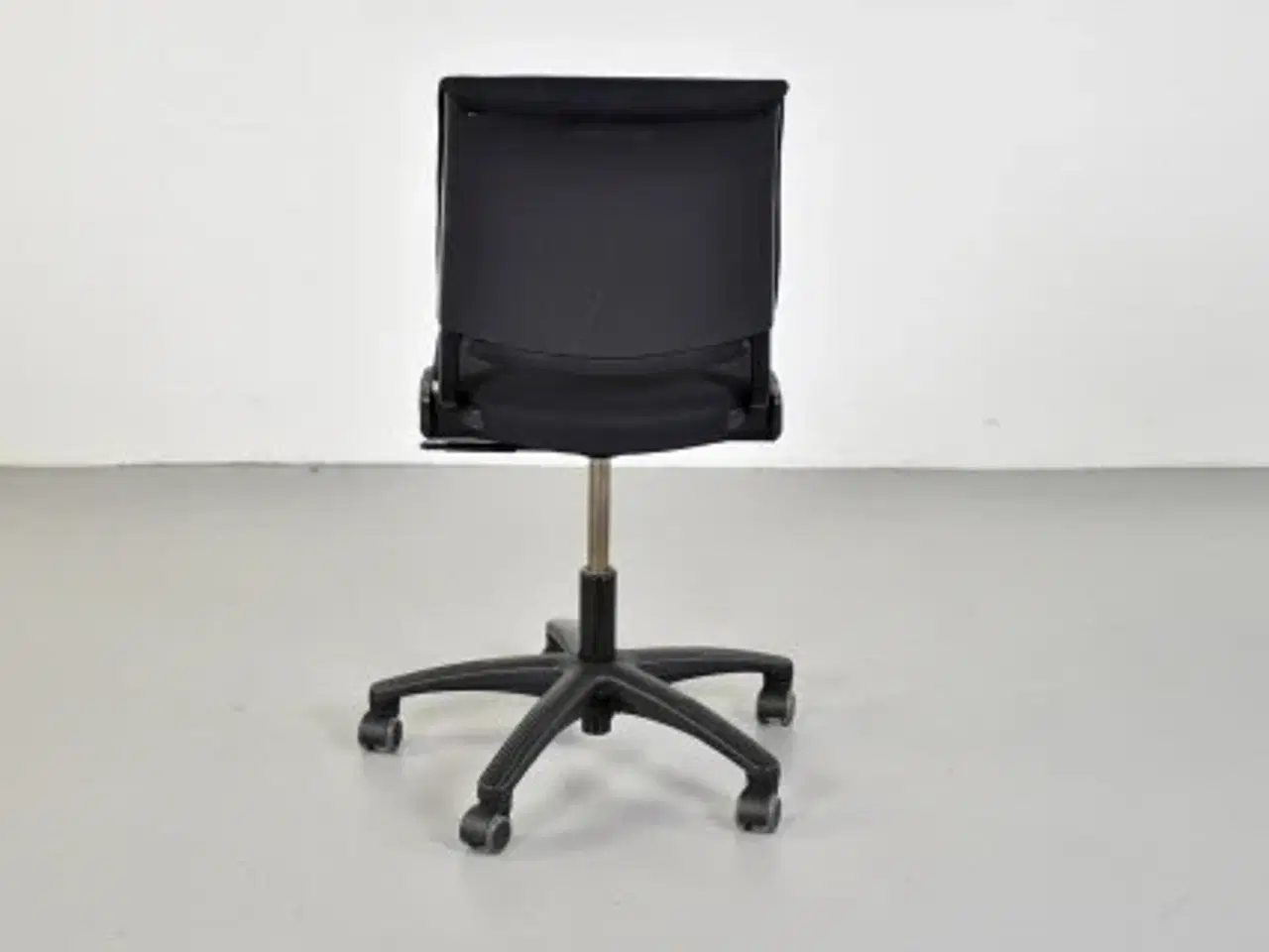 Billede 3 - Häg con-x plast 9512 kontorstol med sort polster på sæde og ryg