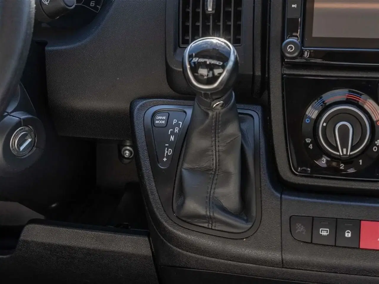 Billede 29 - 2020 - McLouis Menfys Van 04 Prestige Van med langsgående senge og fyldt med udstyr