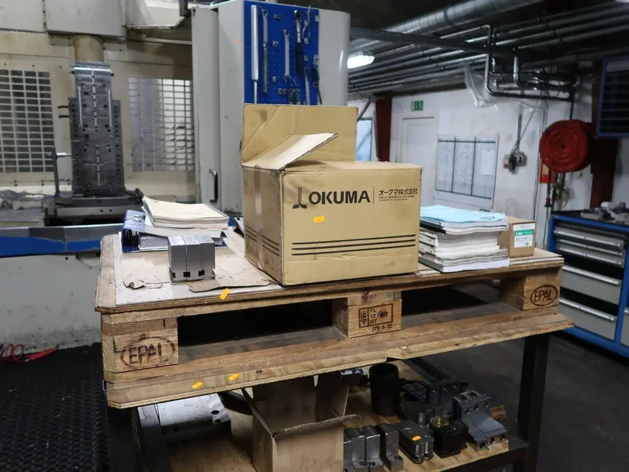 Billede 2 - Pallebord/reol med div. Specialværktøj