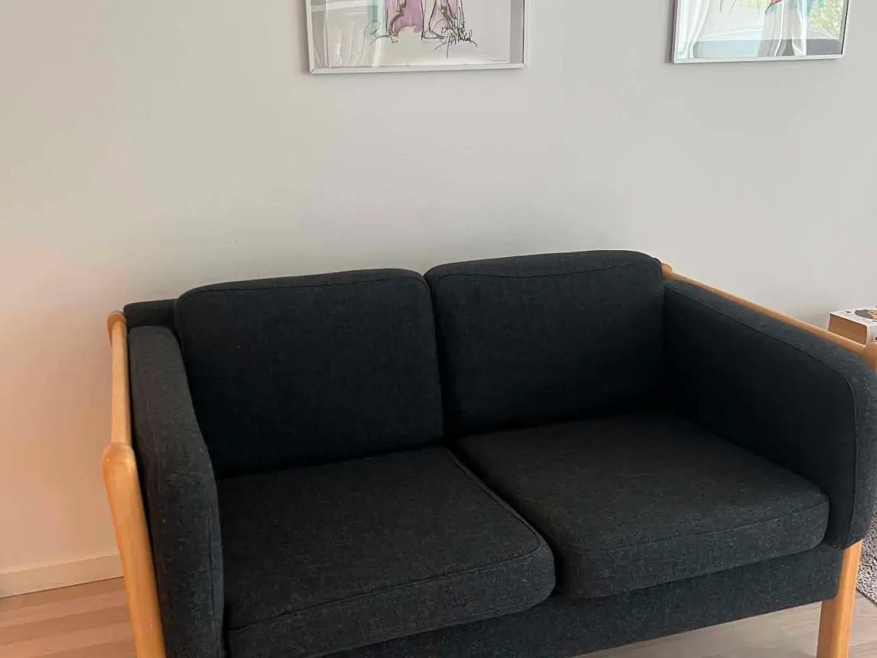 Billede 3 - Kompakt sort 2-personers sofa med træramme – pæ