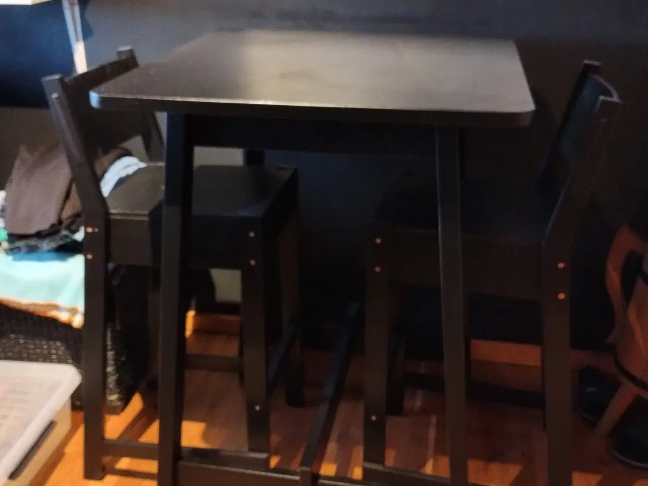 Billede 1 - Bar bord med to stole 