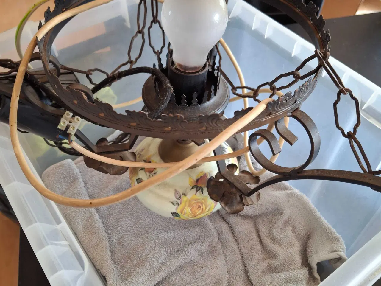 Billede 2 - Gammel lampe med gule roser