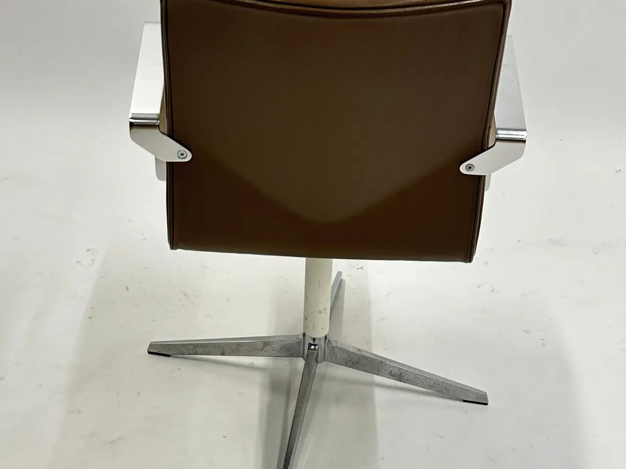 Billede 5 - Four Design - 4-Cast® XL Mødestol (Mørkebrun m. krom armlæn)