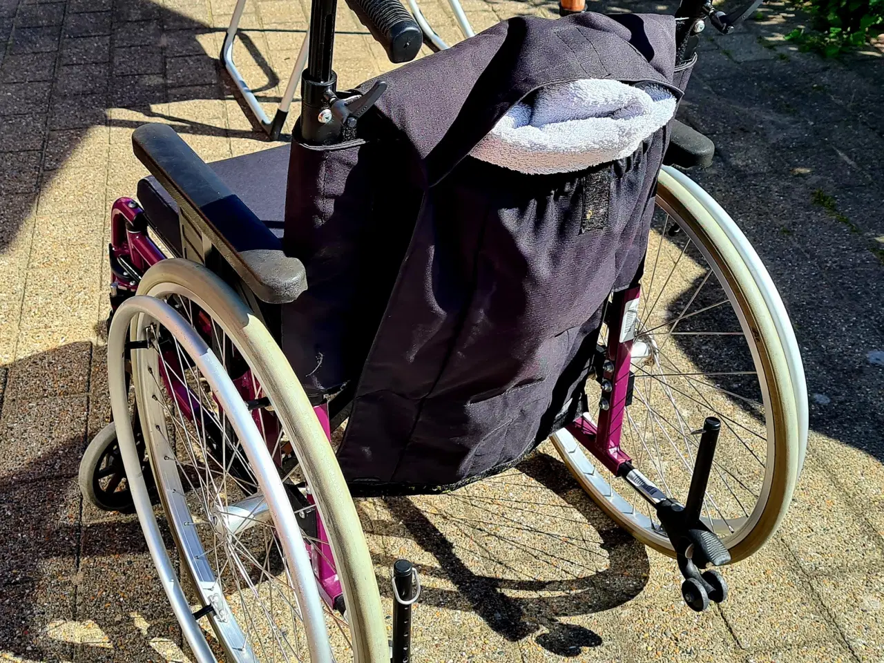 Billede 2 - Kørestol, sammenklappelig, og nem transportabel
