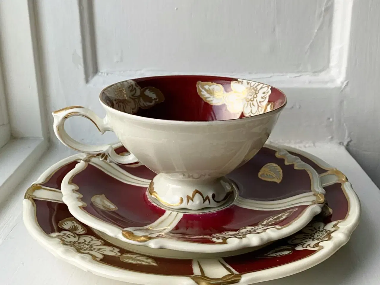 Billede 2 - Triosæt, stor kop m underkop og kagetallerken, bordeaux og guld