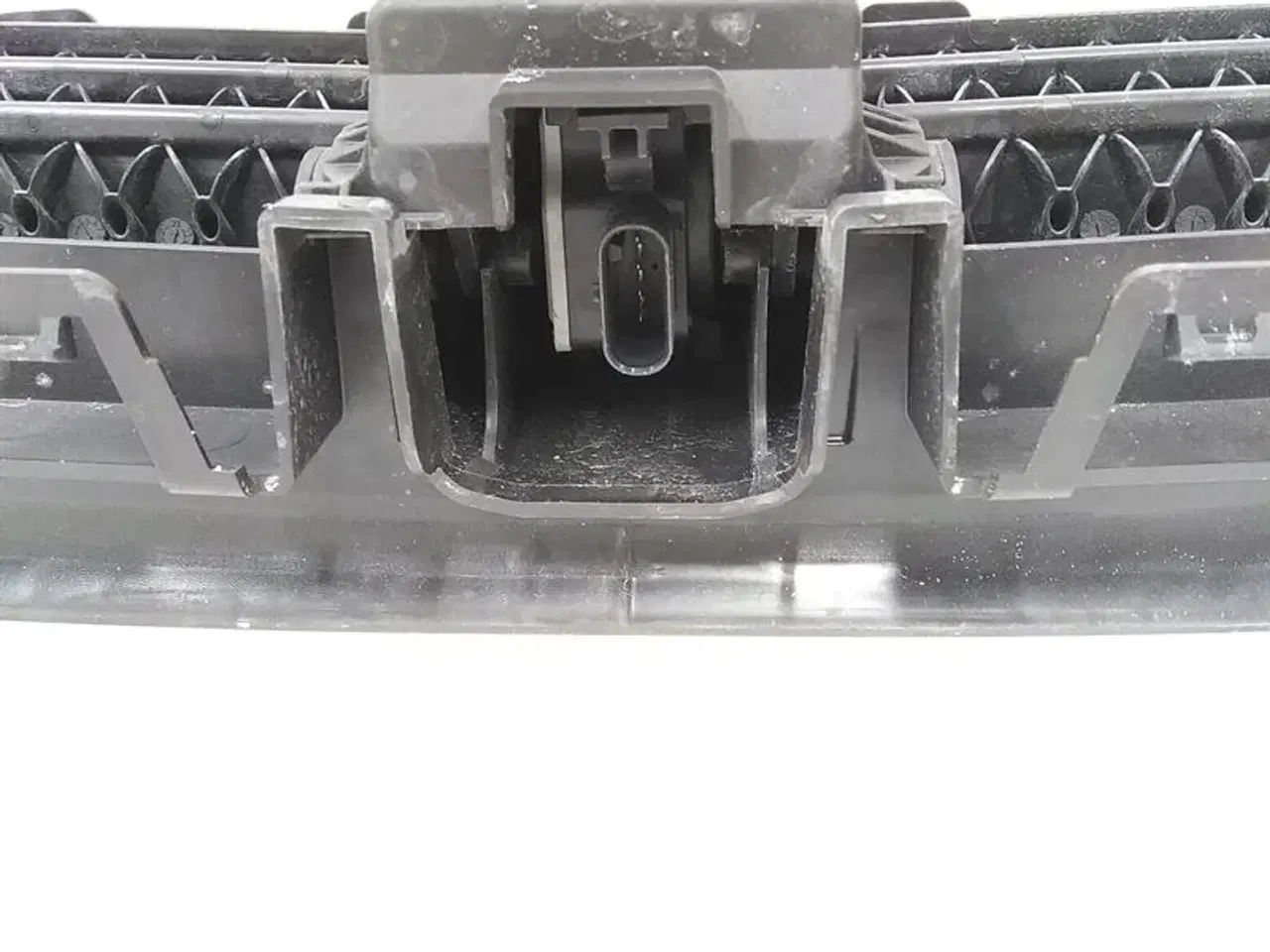 Billede 3 - Plastluftindtag foran køler med luftklapper Nederst A62169 U06 Active Tourer
