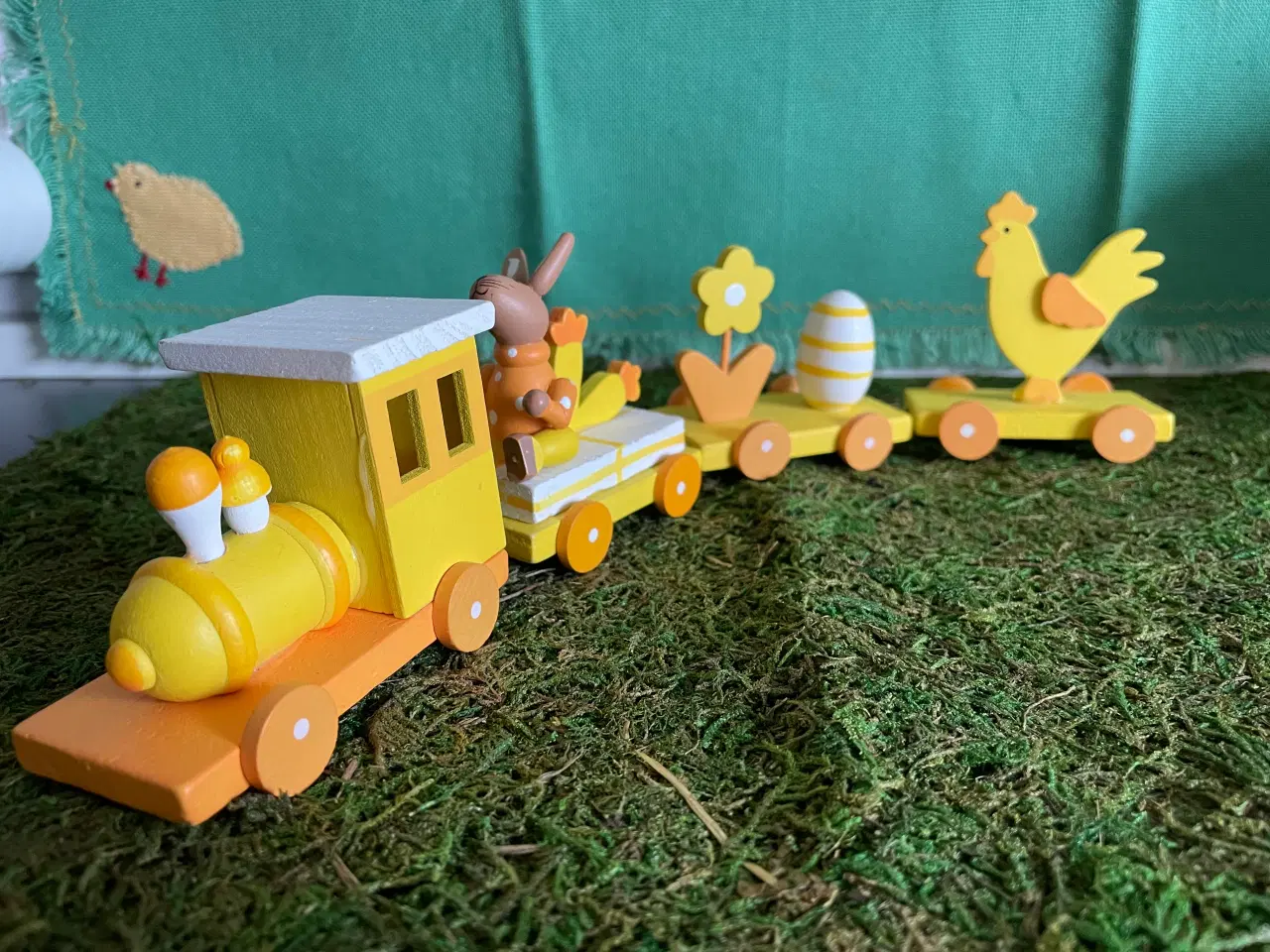 Billede 1 - Fint gult påske tog m. pynt.