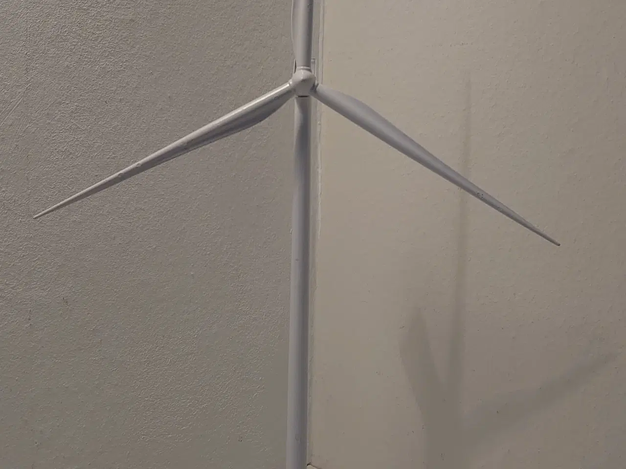 Billede 1 - Vestas vindmøllemodel i metal.Mrk.3MW,Scala 1:336.