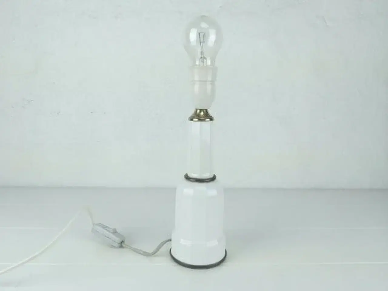 Billede 1 - Flot Heiberg lampe med fod og samlinger i Messing.