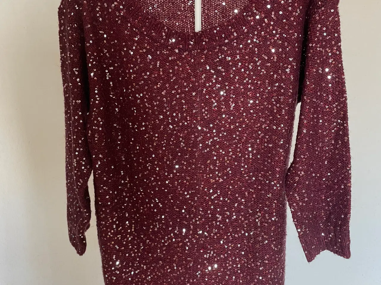Billede 1 - Vero Moda strikbluse m. rund hals og sølvpalietter