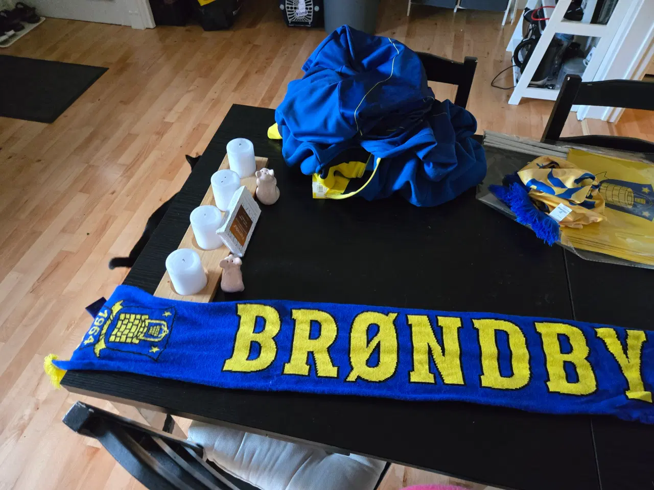 Billede 3 - Brøndby halsterklæder 2 styk 100 kr for et