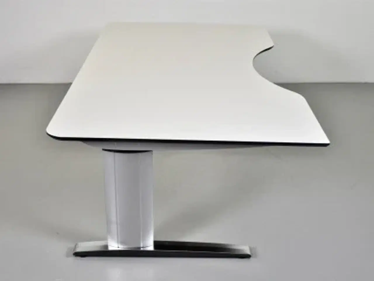 Billede 4 - Hæve-/sænkebord med hvid plade med mavebue, 200 cm.