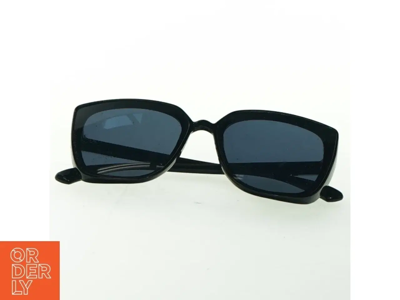 Billede 1 - Sorte solbriller (str. 14 cm)