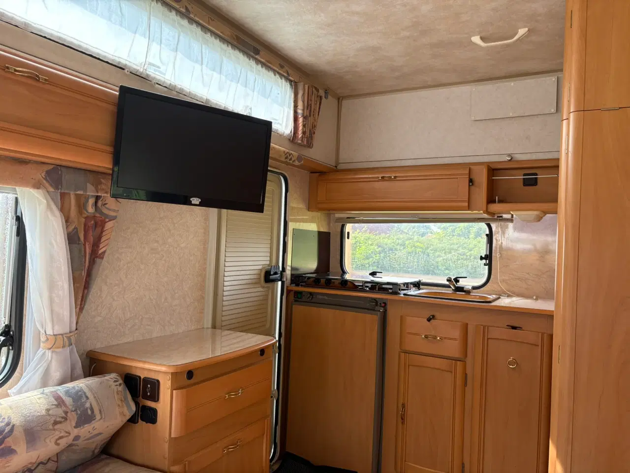Billede 9 - Campingvogn med popup tag.